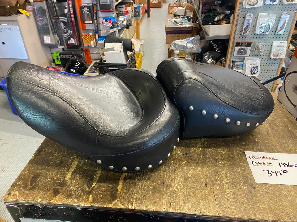 MUSTANG WIDE VINTAGE STUDS HARLEY DYNA 1996-2003 SUPERGLIDE LOW RIDER WIDE GLIDE