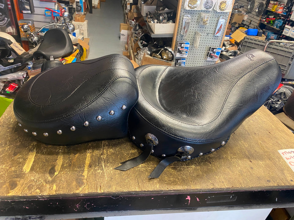 MUSTANG WIDE TOURING SEAT HARLEY DYNA SUPERGLIDE WIDE GLIDE 1996-2005 FXD STUDS