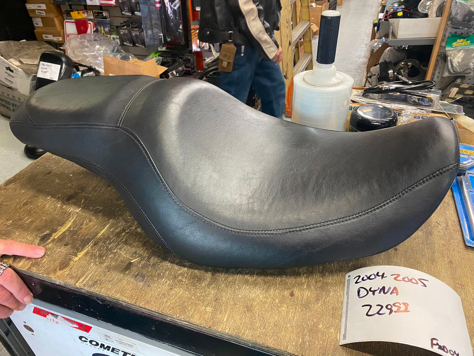 STOCK HARLEY SEAT 2004-2005 DYNA SUPERGLIDE LOW RIDER OEM FACTORY SMOOTH NICE!