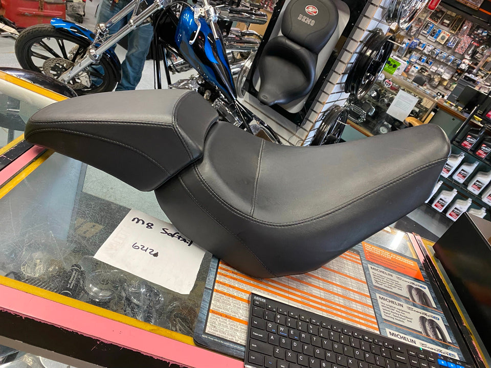NEW T/O SEAT HARLEY M8 MILWAUKEE EIGHT SOFTAIL FATBOY OEM STOCK FACTORY 2018^
