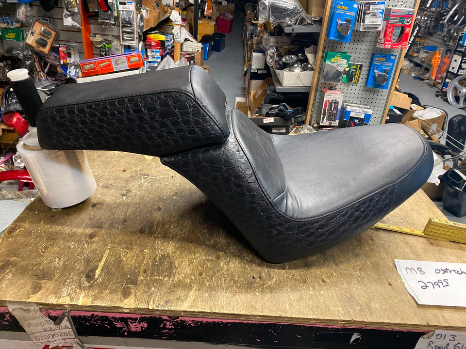 M8 OSTRICH SEAT HARLEY SOFTAIL STREET BOB HERITAGE OEM MILWAUKEE EIGHT 2018^ FAC