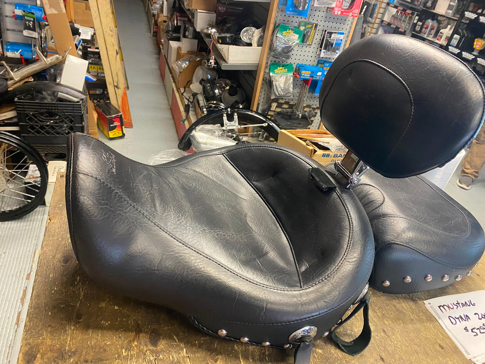 MUSTANG SOLO PAD DRIVERS BACKREST SEAT HARLEY DYNA 2006^ TOURING STUDS CONCHOS