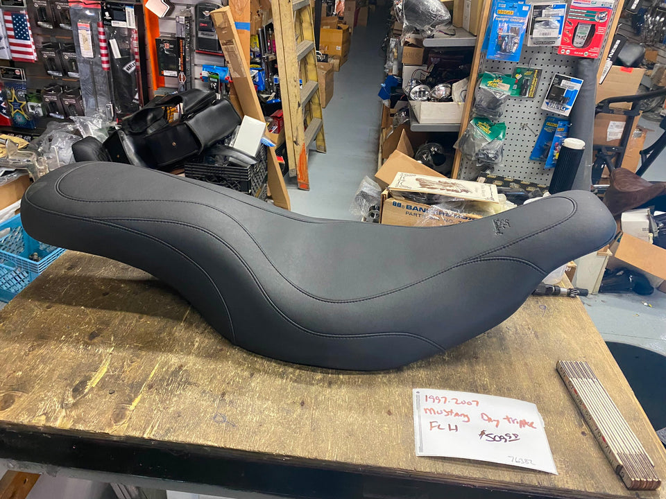 1997-2007 MUSTANG DAY TRIPPER SEAT HARLEY TOURING FLH STREET ROAD GLIDE BAGGER
