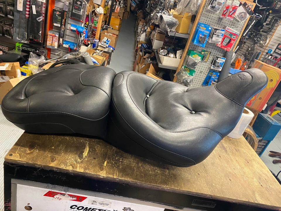 MUSTANG WIDE REGAL TOURING SEAT HARLEY FLH 1997-2007 ULTRA GLIDE BAGGER ROAD STR