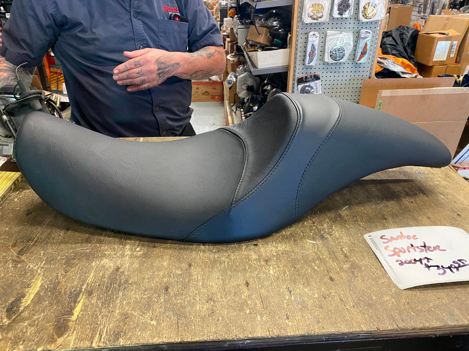 SANTEE CUSTOM SMOO BADLANDER SEAT HARLEY SPORTSTER 2004^ 883 1200 GUNFIGHTER USA