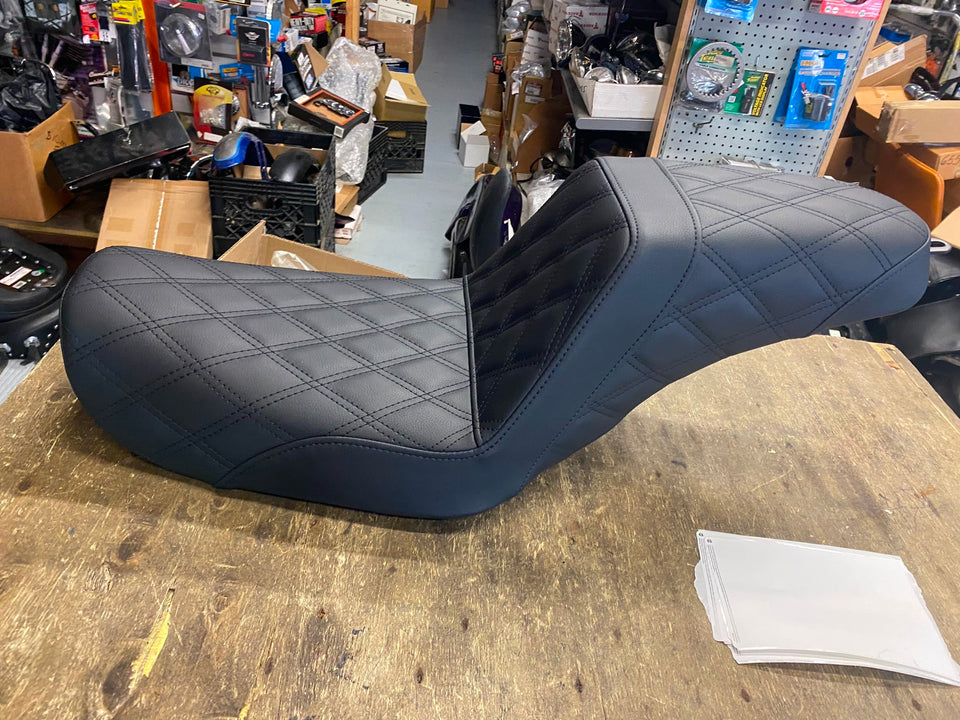 STEP-UP SEAT FULL LATTICE STITCH 2004-2005 DYNA HARLEY SUPERGLIDE LOW RIDER FXD