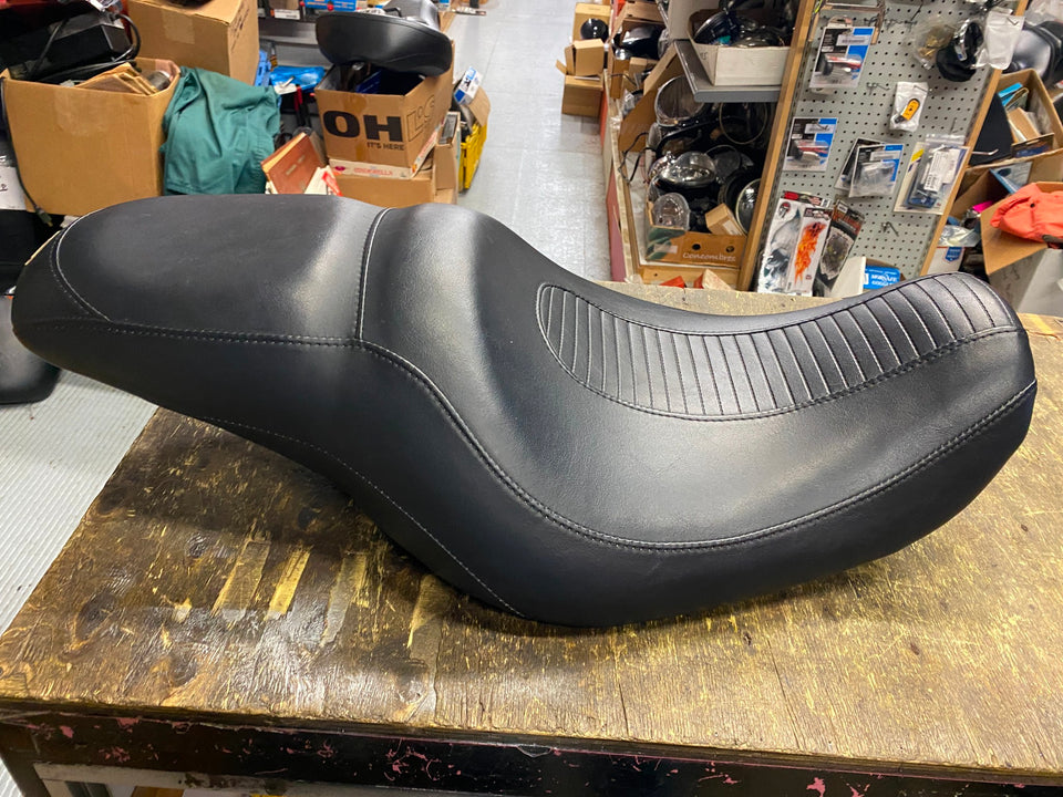 2004-05 HARLEY DYNA RIBBED SEAT TWO UP LOW PROFILE SUPERGLIDE LOW RIDER FXD FXDL