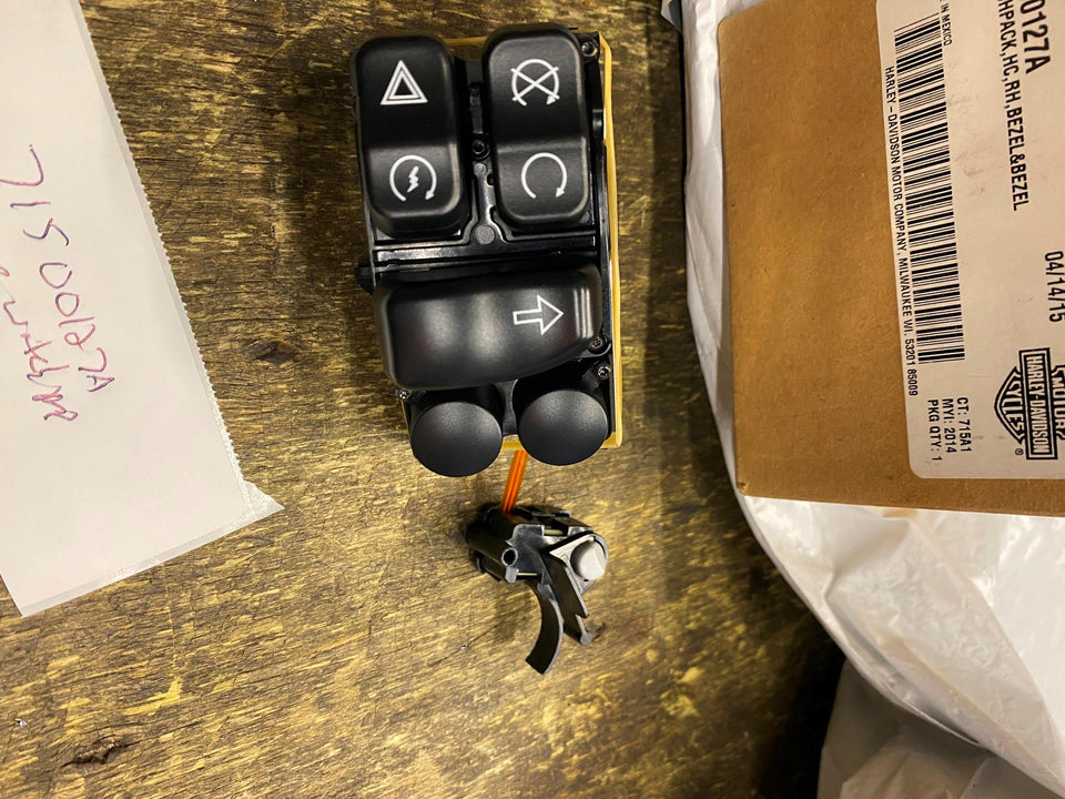 OEM RIGHT HANDLEBAR CONTROL SWITCH 71500127A 2014-2024 HARLEY TOURING GLIDE FLH