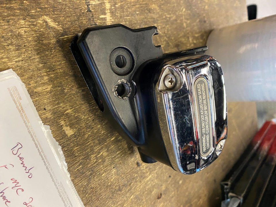 FRONT BRAKE MASTER CYLINDER HARLEY TOURING BLACK OEM FLHX STREET ROAD GLIDE CHRO