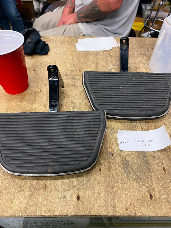 REAR PASSENGER FLOORBOARDS OEM HARLEY TOURING FLH ROAD KING STREET GLIDE 2009^