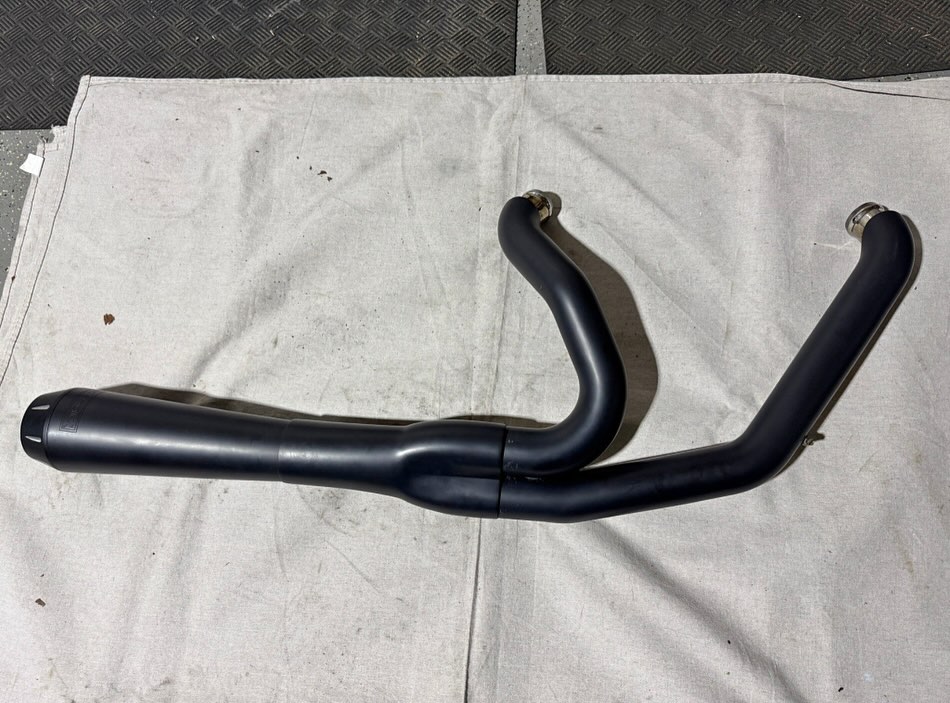 BASSANI ROAD RAGE 2-1 MUFFLER EXHAUST. FITS HARLEY SOFTAIL BIKES.