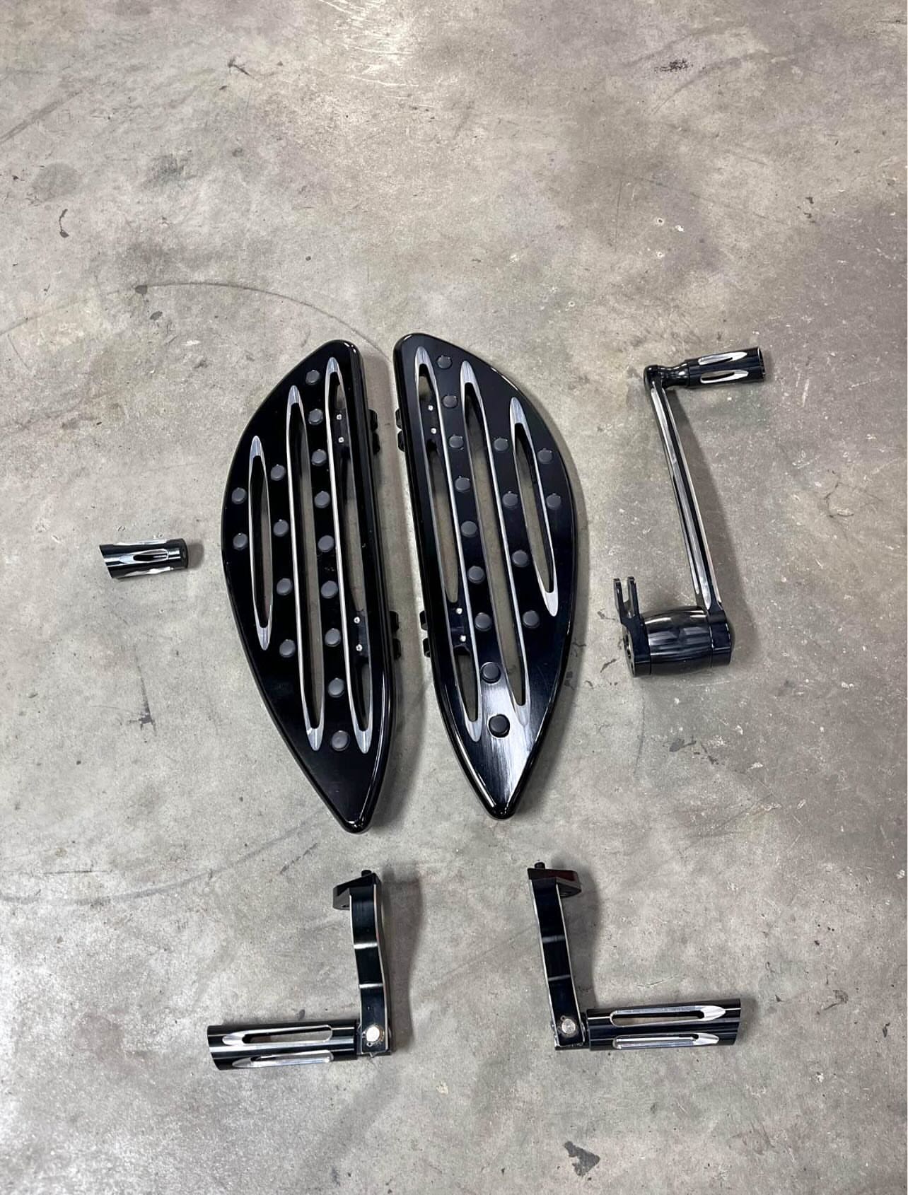 HARLEY FLOORBOARDS WITH MATCHING REAR PEGS  2000 to 2023