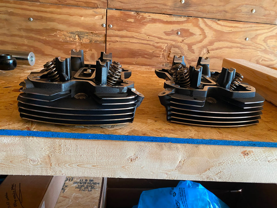 M8 MILWAUKEE EIGHT CYLINDER HEADS HARLEY TOURING T/O FLHX FLTRX STREET GLIDE OIL