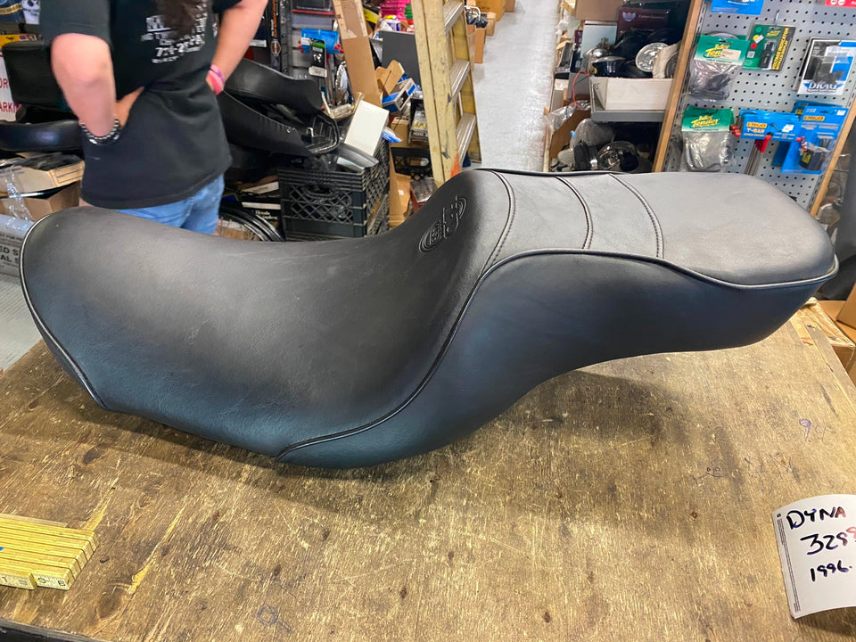 NEW DYNA LOGO SEAT HARLEY DYNA 1996-2003 OEM CONVERTIBLE SUPERGLIDE LOW RIDER FX