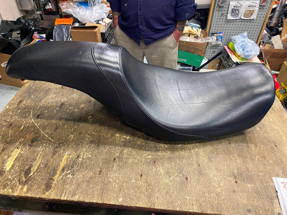 DYNA 2006^ LOW BADLANDER STYLE SEAT HARLEY OEM LOGO SUPERGLIDE STREET BOB FXDL