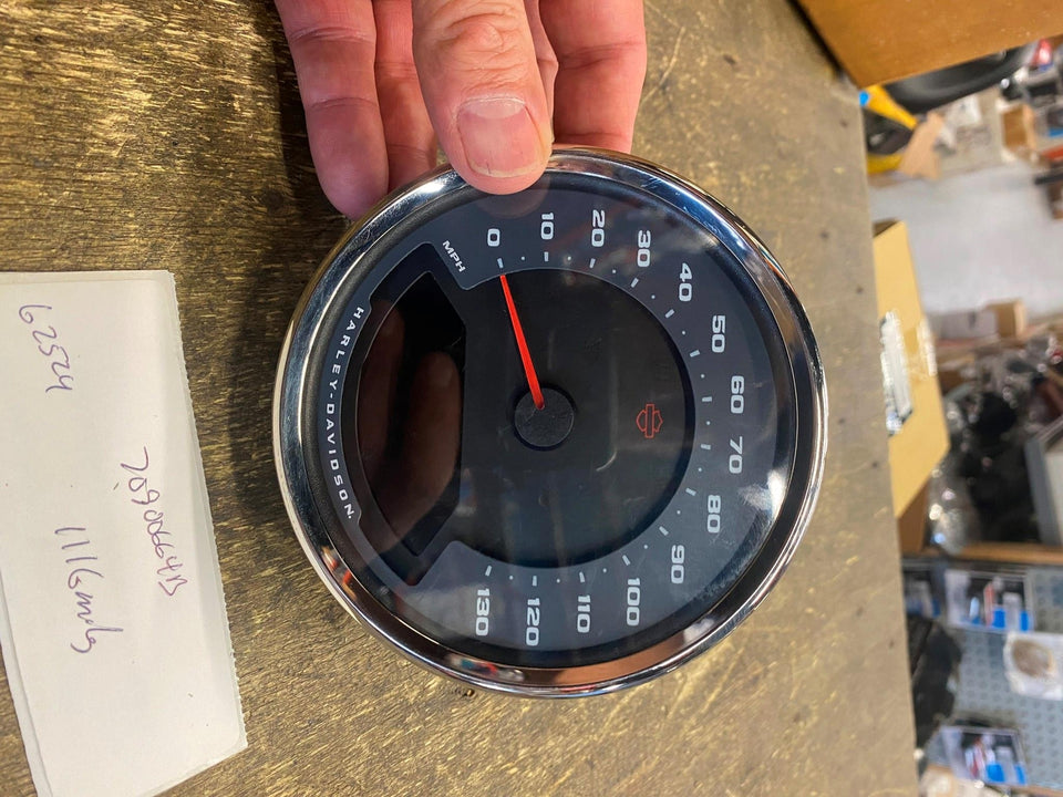 OEM SPEEDOMETER HARLEY SPORT BOB SOFTAIL ROAD KING 70900684B 1K