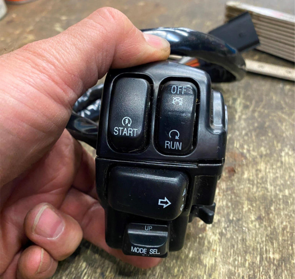 NOS RIGHT SWITCH BOX ASSY RADIO HARLEY TOURING FLH GLIDE ULTRA CLASSIC SWITCHES