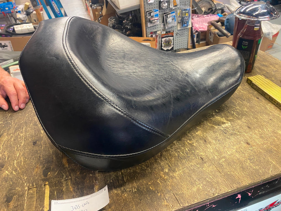 YAMAHA XVS 1300 VSTAR 3D8-00S BLACK DRIVER'S MOTORCYCLE SEAT OEM STOCK NICE