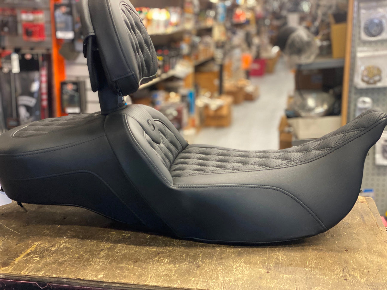 SADDLEMAN EXTENDED REACH ROADSOFA SEAT LATTICE BACKREST 2008^ HARLEY FLH GLIDE